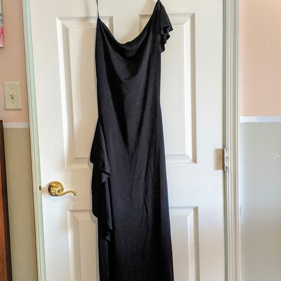 Elegant black one shoulder formal dress - Picture 1 of 4